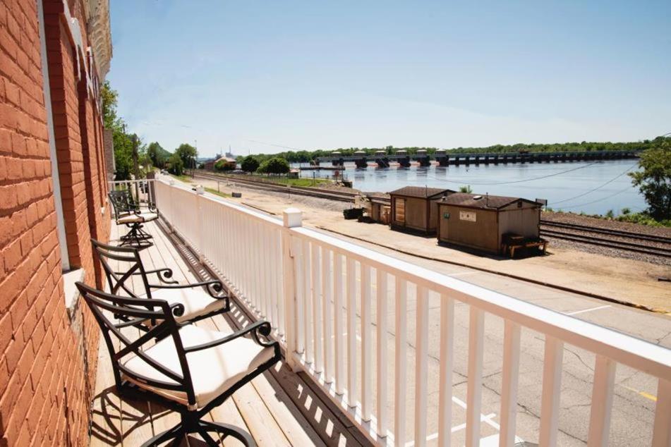 The Burlington Hotel & Bar - Alma Wi Exterior foto